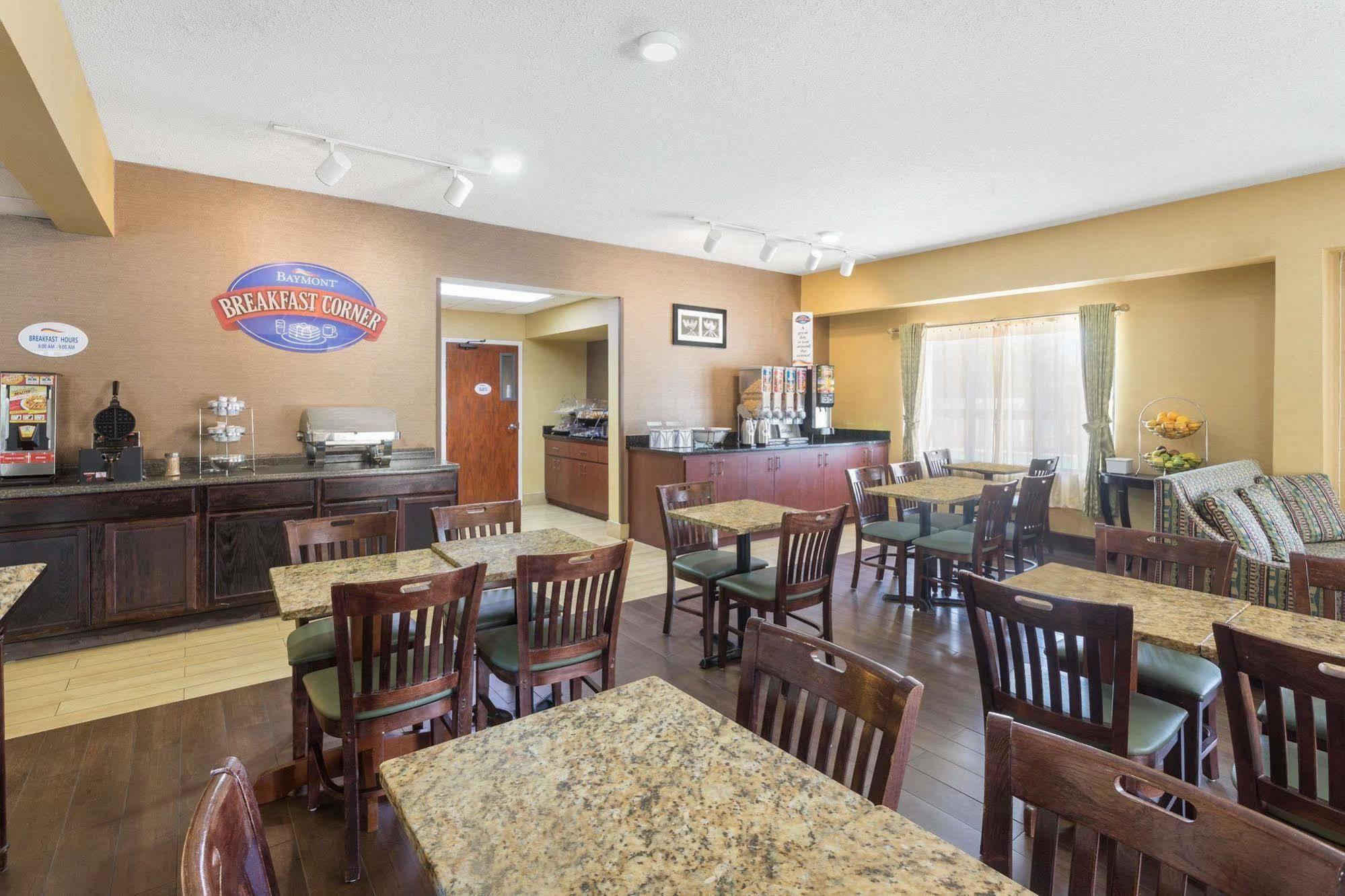 Отель Baymont By Wyndham Orangeburg North Экстерьер фото